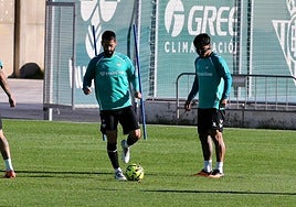 Cucho Hernández, con una máscara, vuelve a los entrenamientos con el Betis