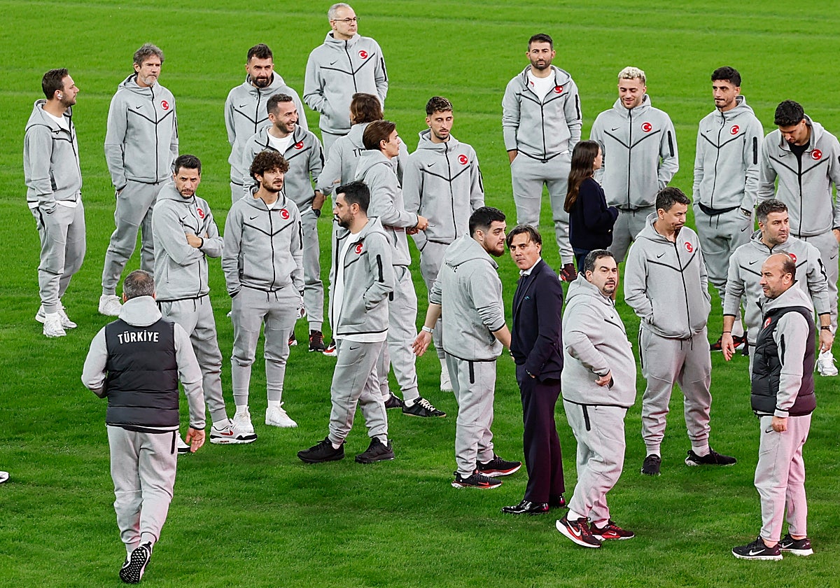Vincenzo Montella, seleccionador de Turquía, dando indicaciones durante el partido contra España en La Cartuja