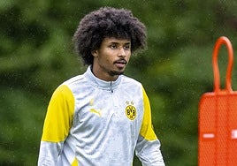 La policía alemana pilla al futbolista Adeyemi con cuchillos, puños americanos, pasamontañas y una porra