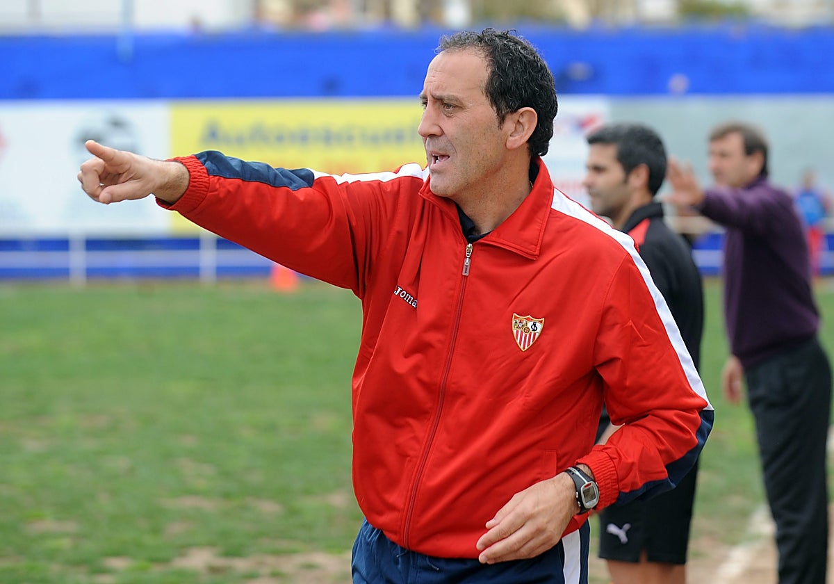 Francisco, en su etapa como técnico en la cantera sevillista