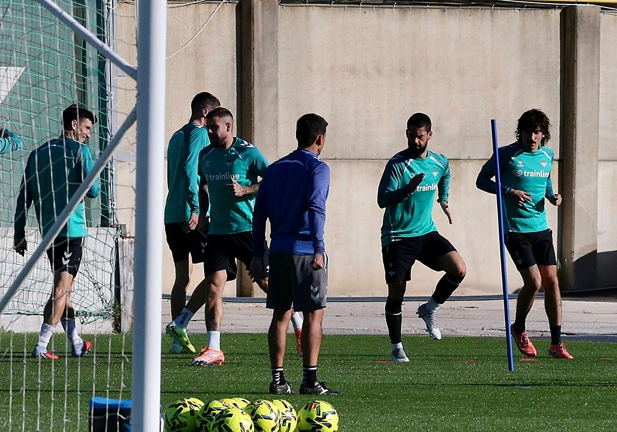 Isco se ejercita junto a Bellerín en el entrenamiento en la ciudad deportiva Luis del Sol
