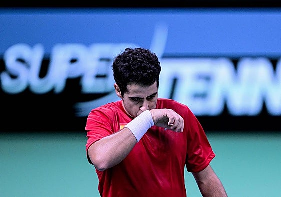 Jaume Munar, felicitado por David Ferrer tras ganar a Jiri Lehecka