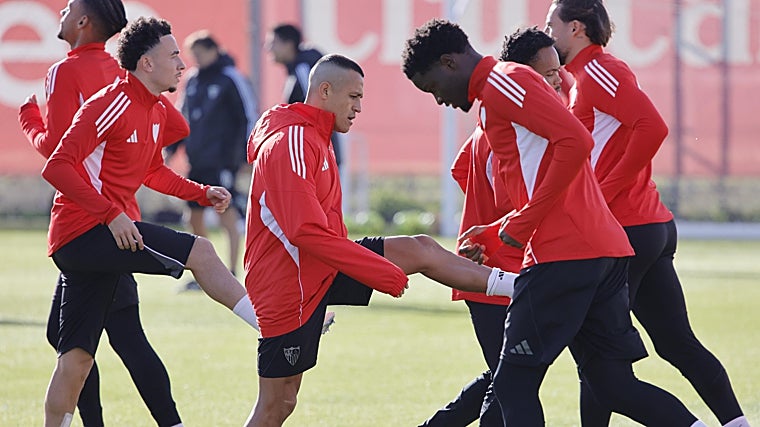 Sevilla FC: Azpilicueta steps on the grass and the countdown begins