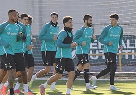Bellerín, Lo Celso y Natan no se ejercitan con el grupo en la preparación para el Betis - Utrecht