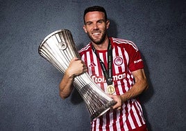 Quini, posando la Conference que ganó con el Olympiakos hace dos temporadas