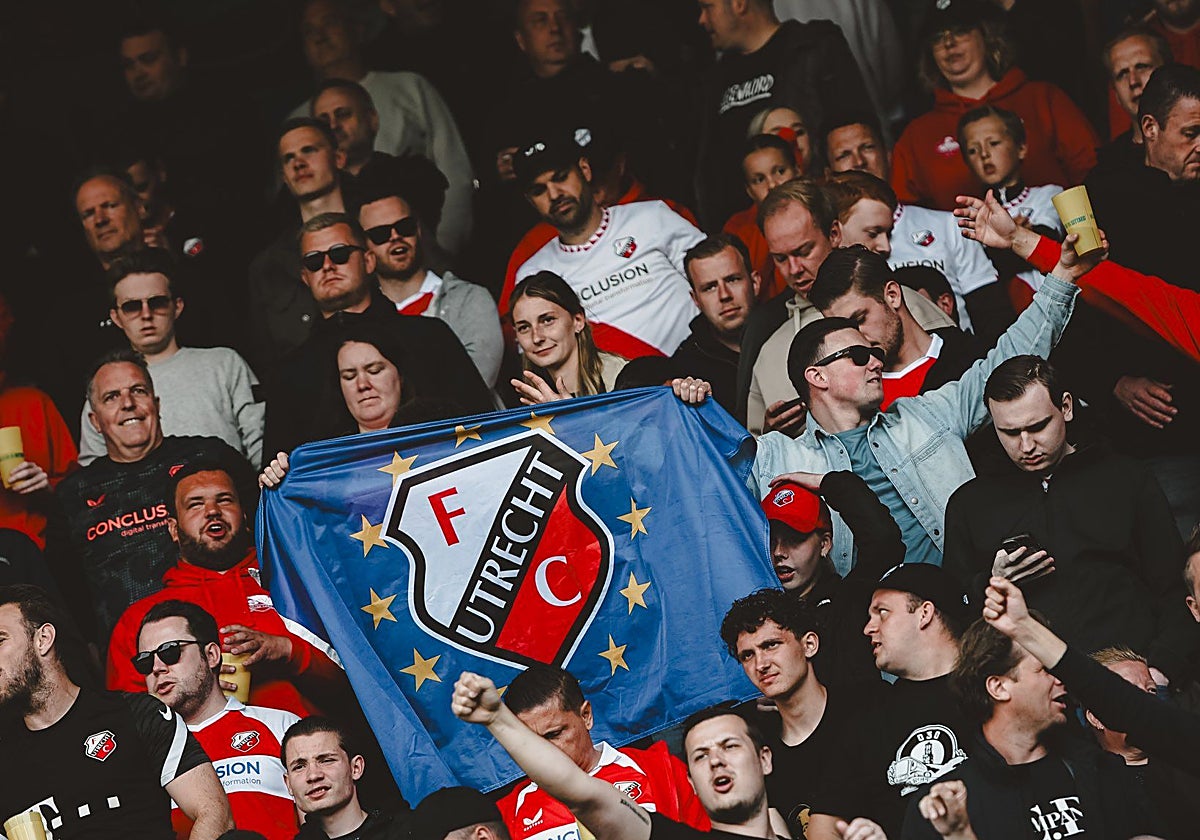 https://s2.abcstatics.com/abc/www/multimedia/deportes/2025/11/26/utrecht-aficionados-RUJ9jb4mzPntdPErBfzismK-1200x840@diario_abc.jpg