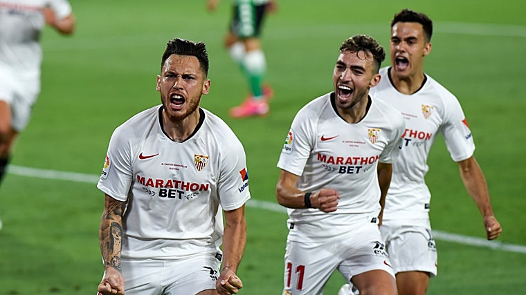 Ocampos celebra su gol ante el Betis en el partido con el que se reanudó LaLiga tras el confinamiento