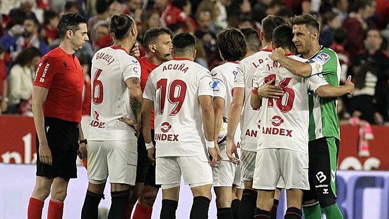 Jesús Navas y Joaquín se abrazan tras el partido