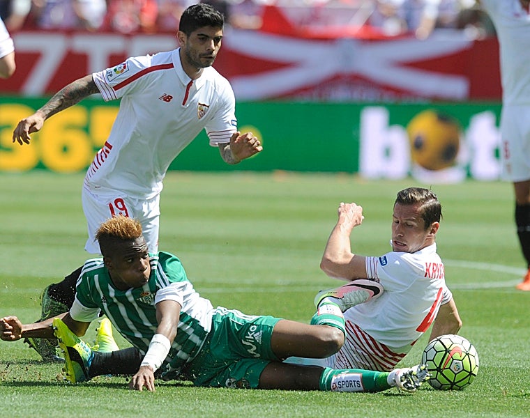 Krychowiak y Musonda pelean por un balón ante la presencia de Banega