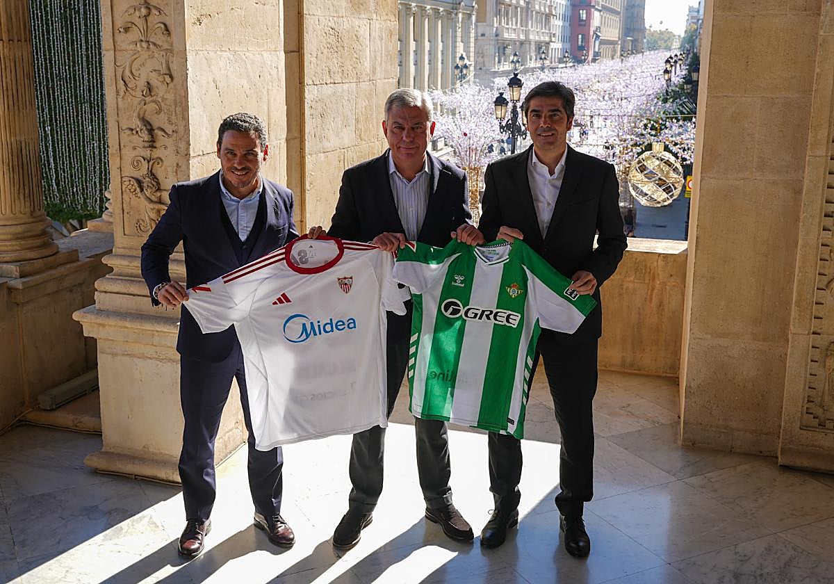 El alcalde de Sevilla, José Luis Sanz, posa en el Ayuntamiento con los presidentes de Sevilla y Betis, José María del Nido Carrasco y Ángel Haro