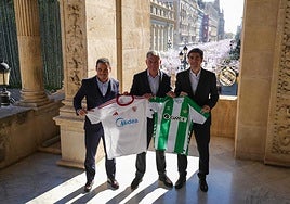 Sevilla y Betis se dan la mano en el Ayuntamiento a las puertas del derbi
