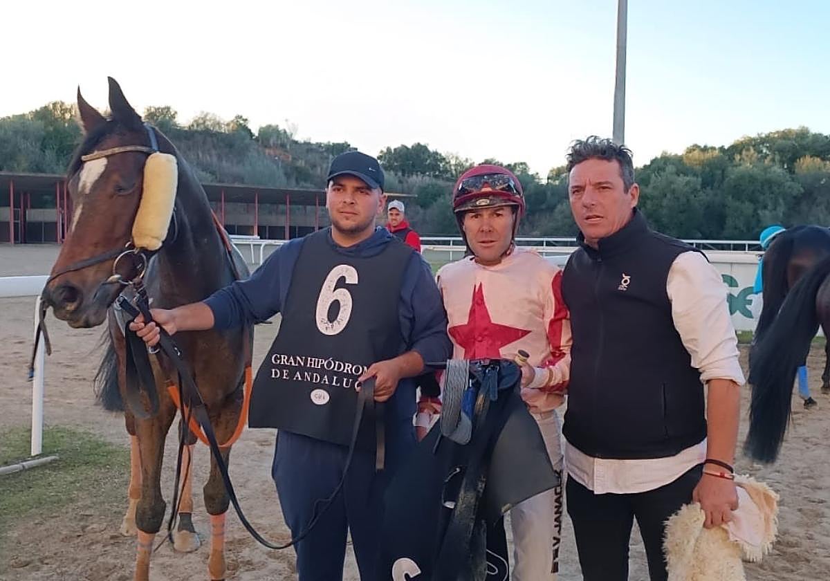 Vaclav Janacek, con el preparador José Carlos Cerqueira y el caballo 'Highland Market'