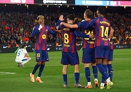 Los jugadores del Barça celebran el segundo gol de Olmo