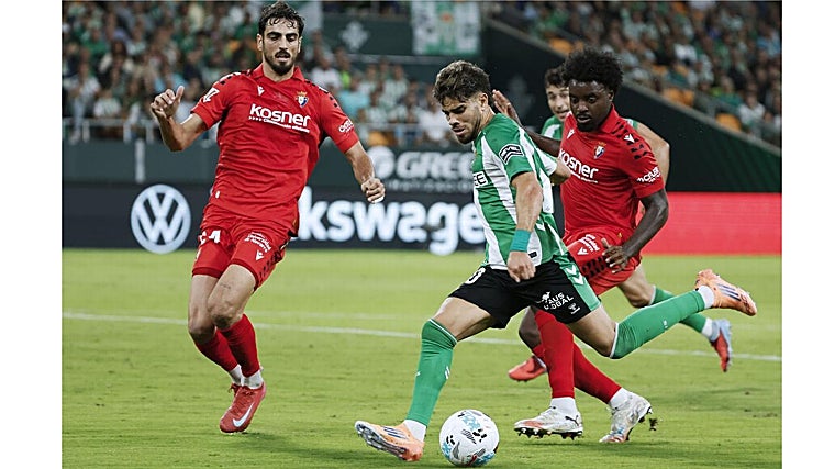 Abde busca el disparo en un lance del Betis - Osasuna de LaLiga