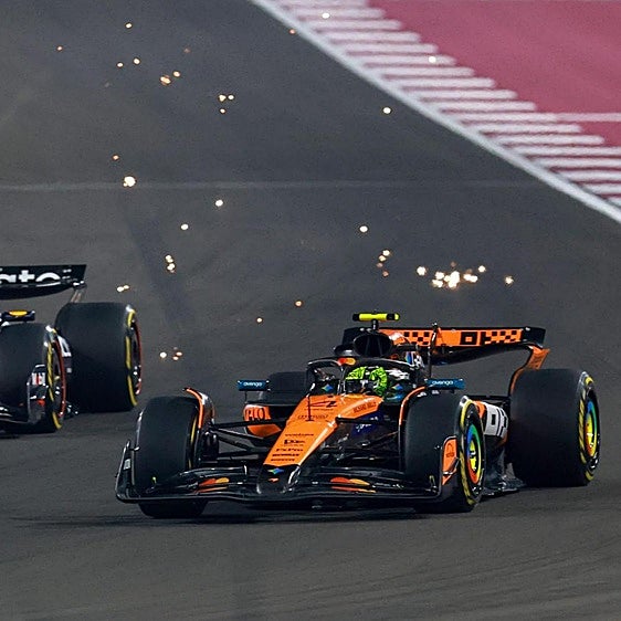 Lando Norris se defiende ante el ataque de Max Verstappen