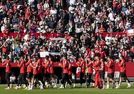 Azpilicueta, Carmona e Isaac, en la convocatoria del Sevilla para recibir al Betis