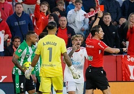 Sevilla FC - Real Betis: La falta de calidad y los errores defensivos también condenan al Sevilla en otro derbi interminable (0-2)