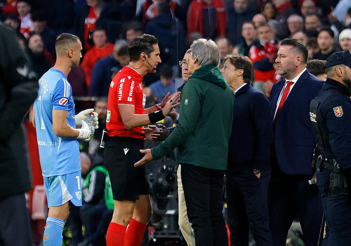 Munuera Montero detiene el derbi por lanzamiento de objetos