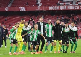 La celebración, en vídeo, de los jugadores del Betis tras ganar el derbi en el césped del Ramón Sánchez-Pizjuán