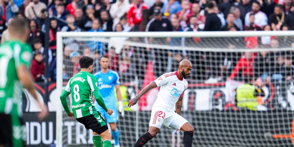 Los problemas crecen y los recursos menguan en el Sevilla de Almeyda