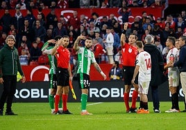 Así actuó Munuera Montero y su equipo arbitral durante el lanzamiento masivo de objetos en el derbi: «Así no podemos seguir»