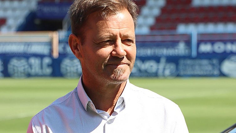 Manuel Mosquera, director deportivo del Extremadura y exentrenador de Reyes: «Su sonrisa fue eterna en los rondos y en todas partes»