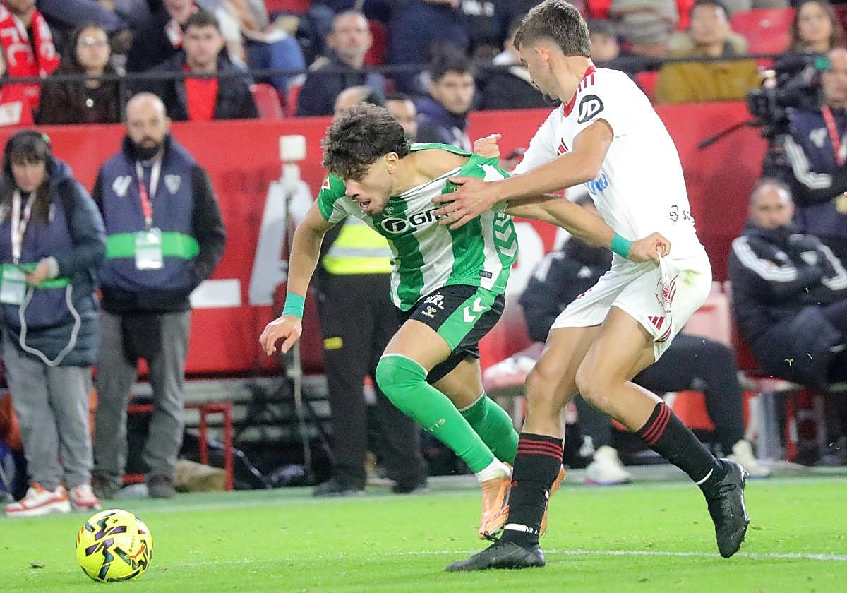 Abde se marcha de Kike Salas en un lance del Sevilla - Betis de la 14ª jornada liguera