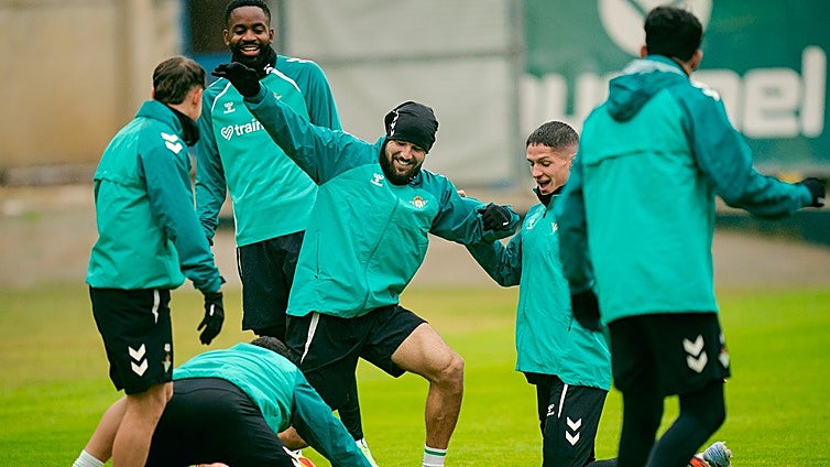 Alineaciones oficiales del Torrent - Betis de la Copa del Rey 2025-2026: Antony, titular en Valencia