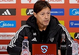 Almeyda: «Las botellas que tiraron eran de plástico. ¿Cuántas cayeron? ¿Una o dos...?»