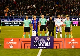 Los capitanes del Sevilla y del Extremadura y el equipo arbitral