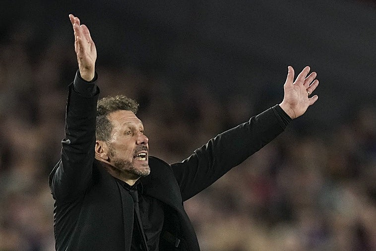 A Simeone le toca meter el bisturí