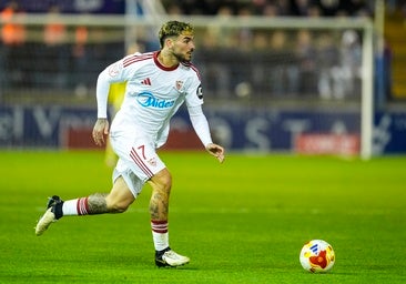 Isaac Romero, avanzando con el balón en el partido contra el Extremadura