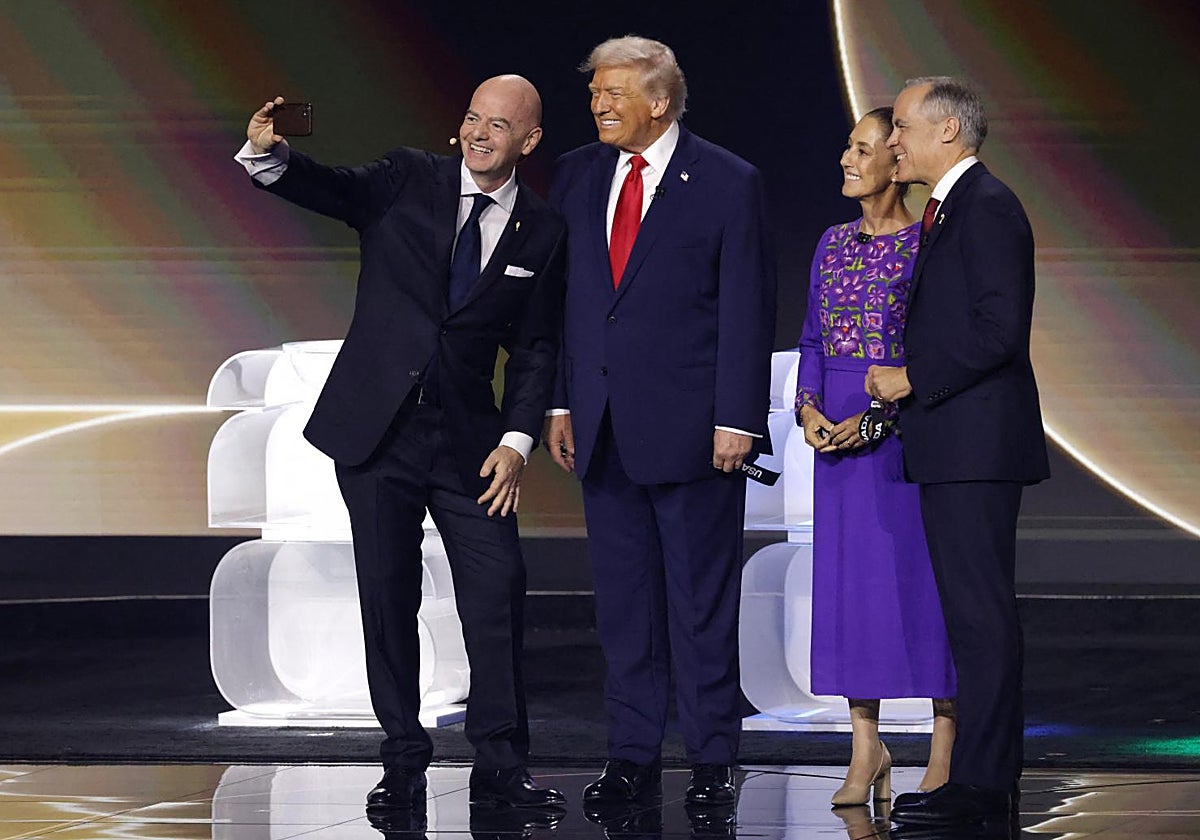Infantino, presidente de la FIFA, se hace un selfi junto Donald Trump, preseidente de EE.UU, Claudia Sheinbaum, presidenta de México, y Mark Carneyand, primer ministro de Canadá