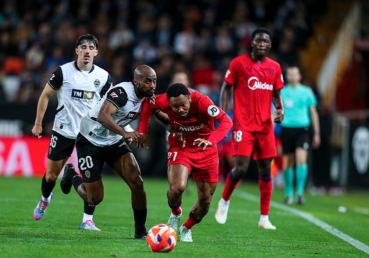 Ejuke trata de escaparse de Foulquier en el Valencia - Sevilla de la pasada temporada
