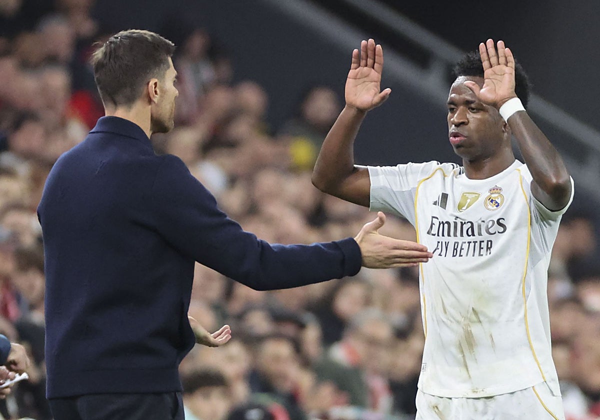 Xabi Alonso y Vinicius, a punto de fundirse en un abrazo en San Mamés