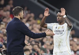 Xabi Alonso y Vinicius, a punto de fundirse en un abrazo en San Mamés