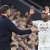 Xabi Alonso y Vinicius, a punto de fundirse en un abrazo en San Mamés