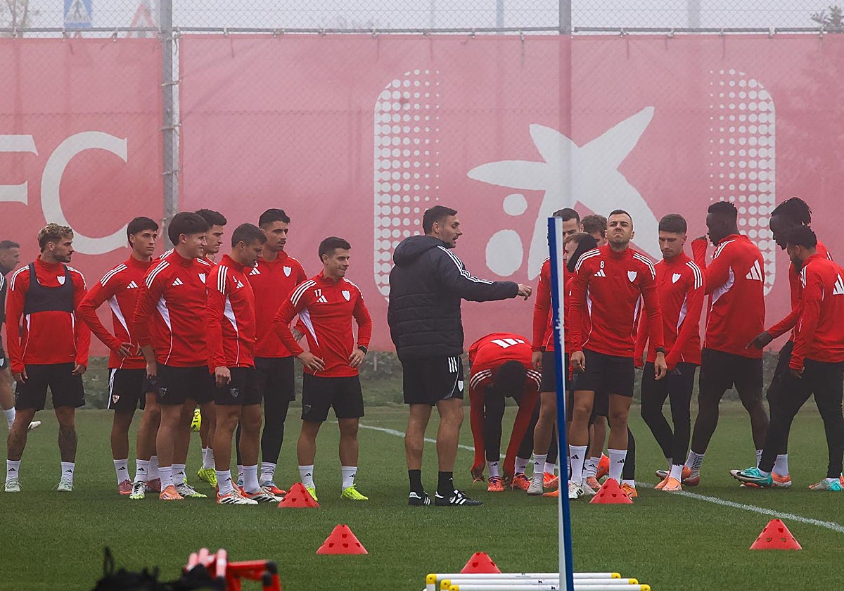 Los jugadores del Sevilla, en el entrenamiento de este viernes