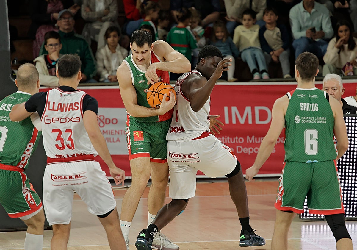Latorre protege el balón en el duelo frente a la Cultural y Deportiva Leonesa