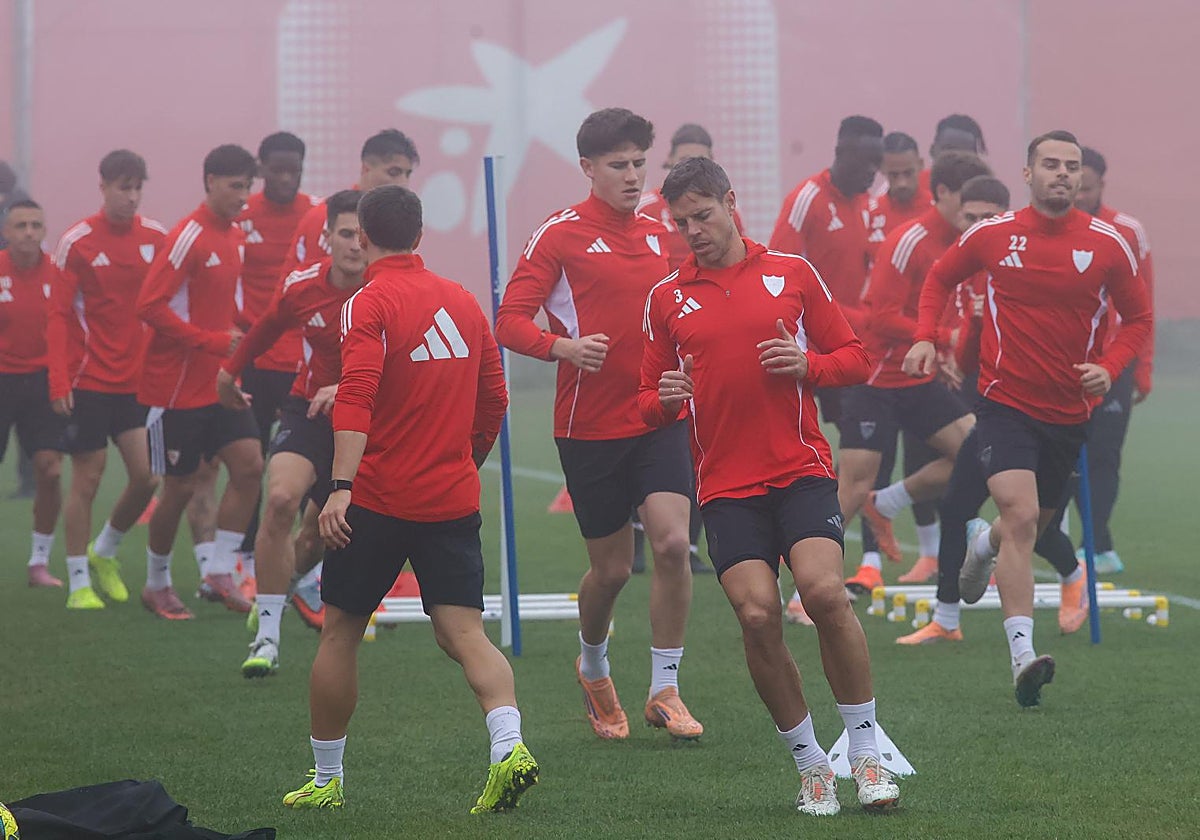 Los jugadores del Sevilla, durante el entrenamiento previo a su visita al Valencia