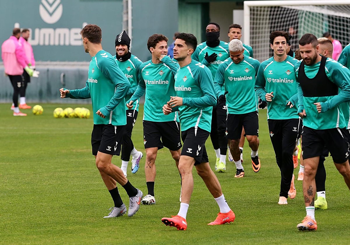 Varios futbolistas del Betis, en el entrenamiento de este viernes