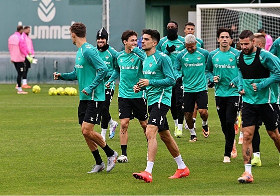 Varios futbolistas del Betis, en el entrenamiento de este viernes