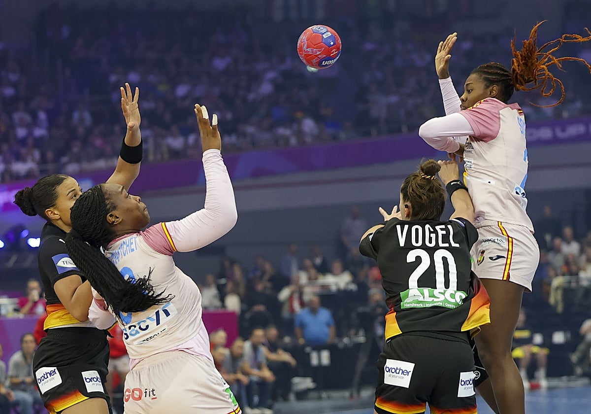 Una jugada del partido entre España y Alemania