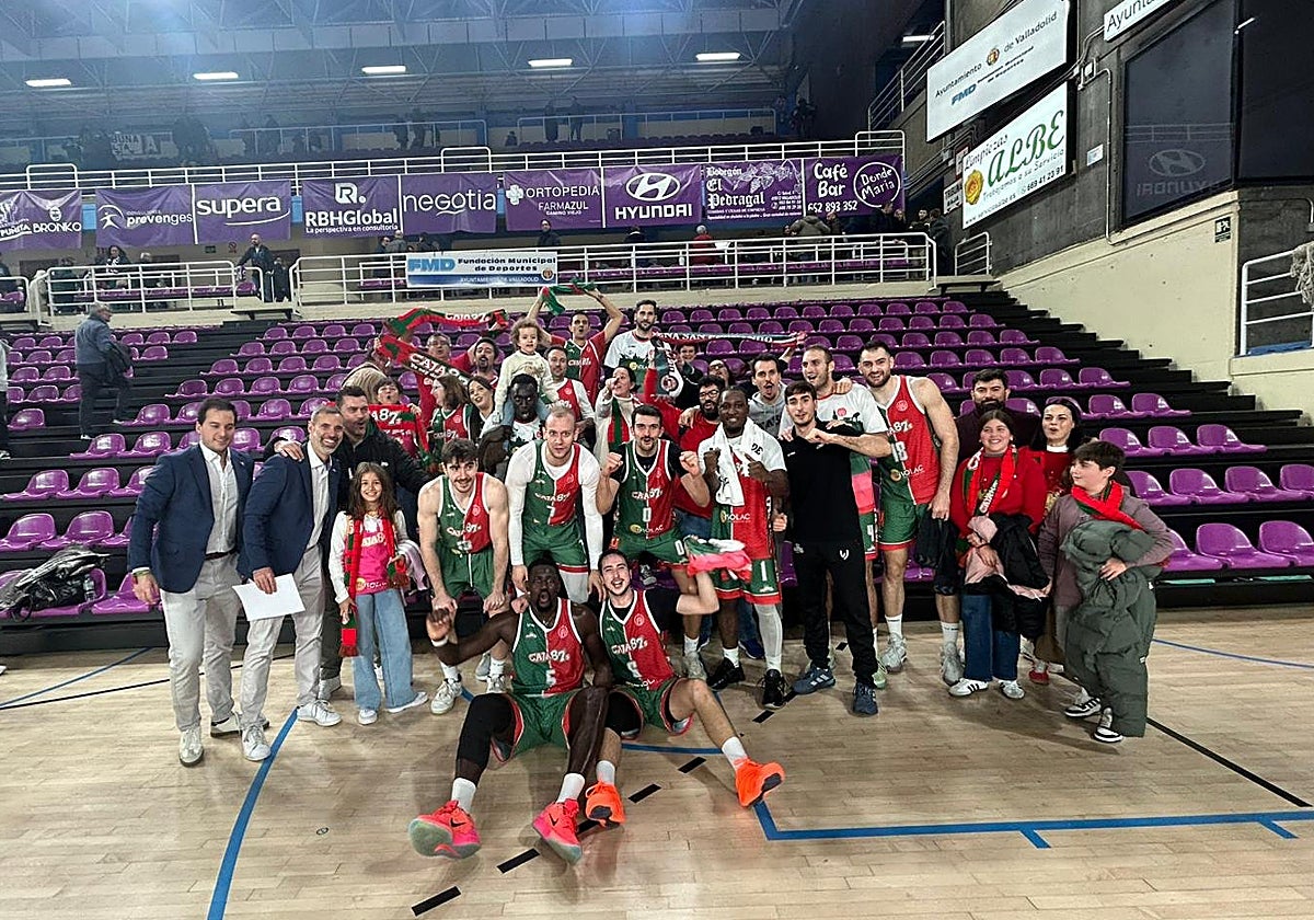 La plantilla del Insolac Caja 87, celebrando la victoria en Pisuerga