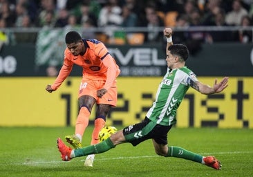 El audio del VAR en el penalti señalado a Bartra: «Ocupa un espacio desde el primer momento»