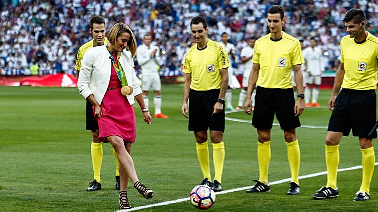 Mireia Belmonte hizo el saque de honor en el Real Madrid- Celta de 2016. en la imagen, en el momento del golpeo delante del equipo arbitral, comandado por De Burgos Bengoetxea