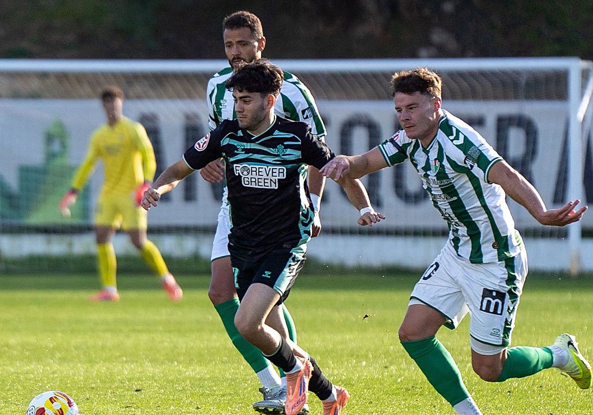 Corralejo conduce el partido ante dos jugadores del Antequera