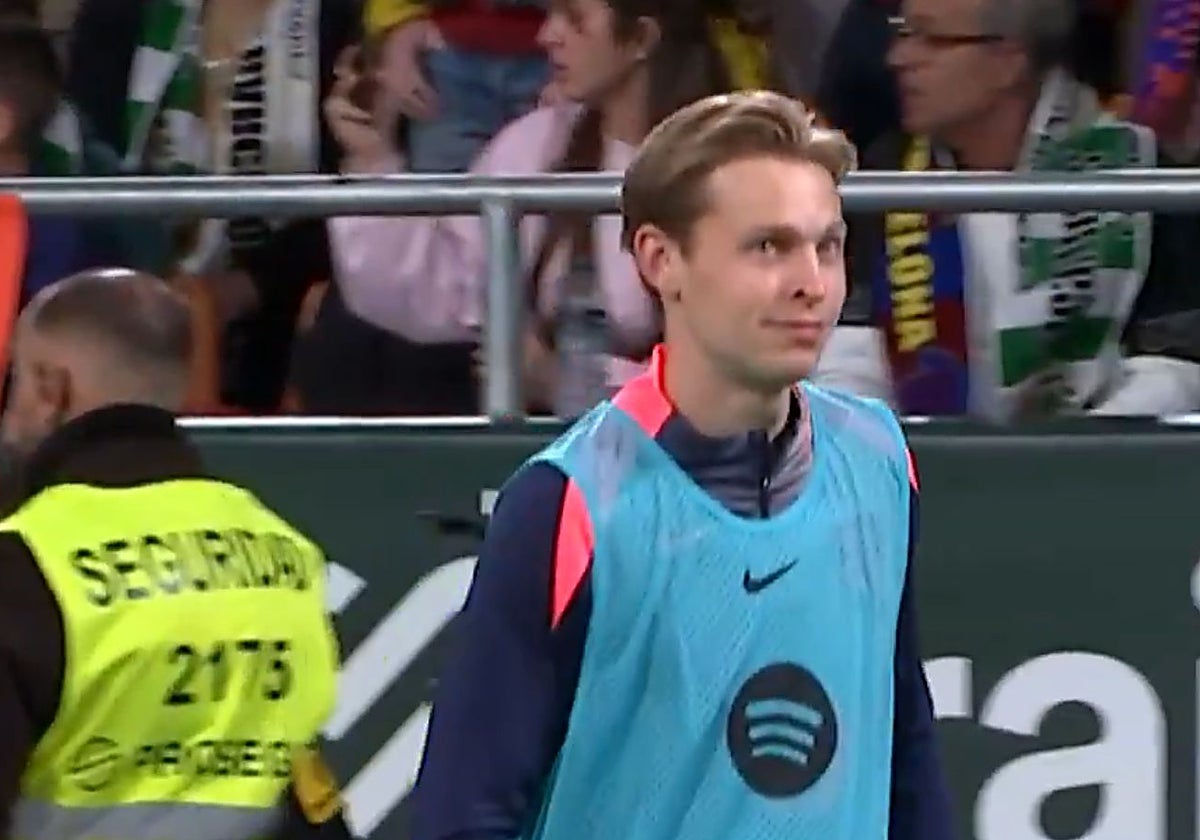 Frenkie de Jong, mientras calentaba, muestra su sorpresa tras el penalti pitado por las manos de Bartra