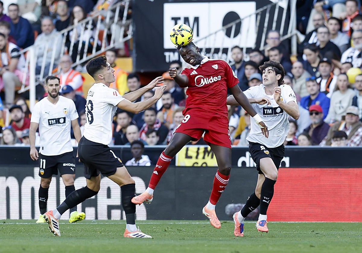 Akor remata un balón en el Valencia - Sevilla