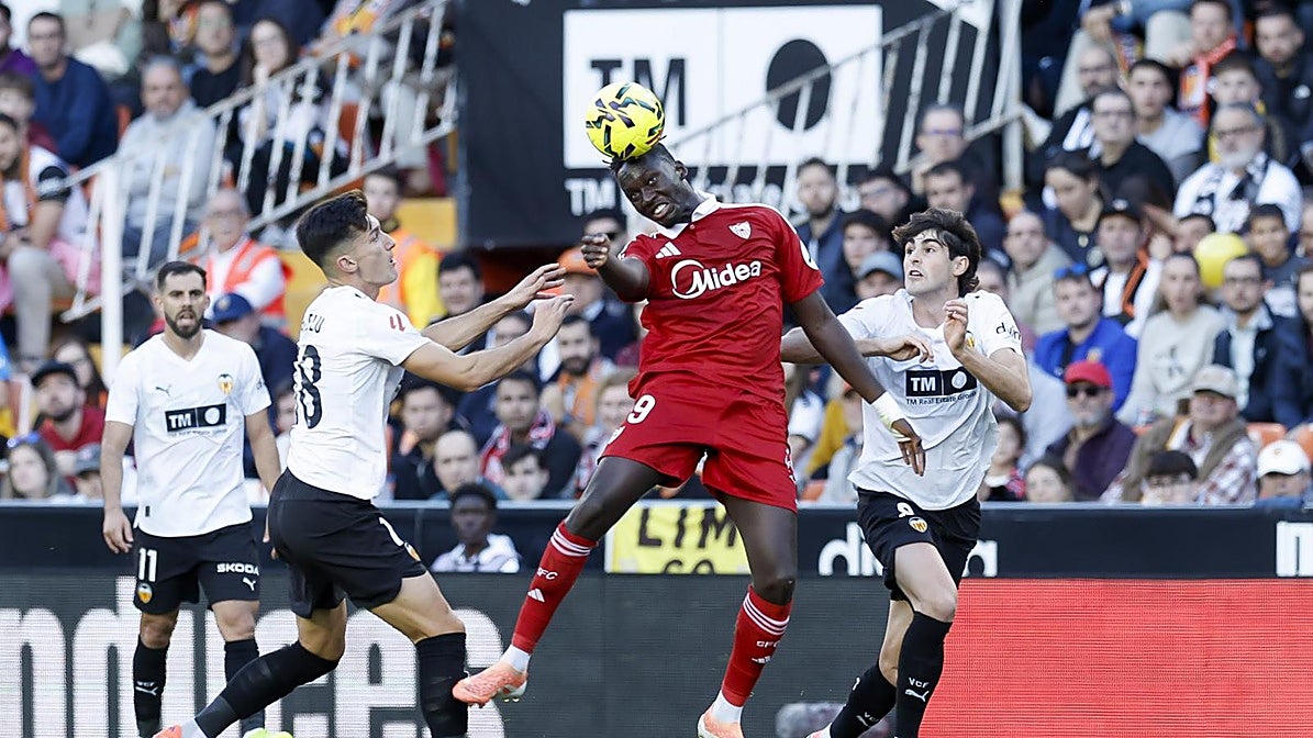 Akor remata un balón en el Valencia - Sevilla